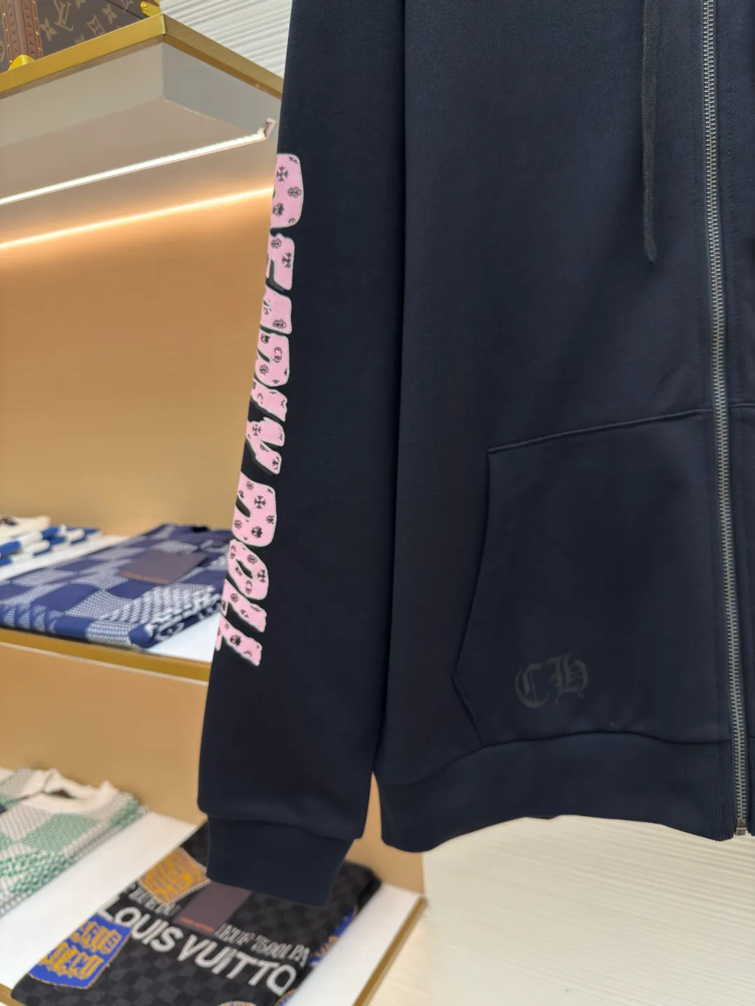 Chrome Hearts Deadly Doll co-branded zipper hoodie ●Authentic product: 12,000 purchased and developed ●Item number: 1680453-A75 ●Fabric: thin velvet coarse fish scale fabric ●Technology: brushed and washed ●Version: loose version ●Weight: about 750 grams ●Size: S-M-L ●Description: The fabric is made of 420 grams of thin velvet coarse fish scale fabric, and the printing is based on the original version and is printed with hand glue. The finished product is brushed, washed and shaped. It feels very good to the touch and has real antique silver chain heads. The overall wiring is straight and delicate, the fabric is comfortable and soft, and the color is consistent without color difference. It can be matched with the same style to create a fashionable look and control various occasions. Customized accessories, complete with three standards, same style for men and women!